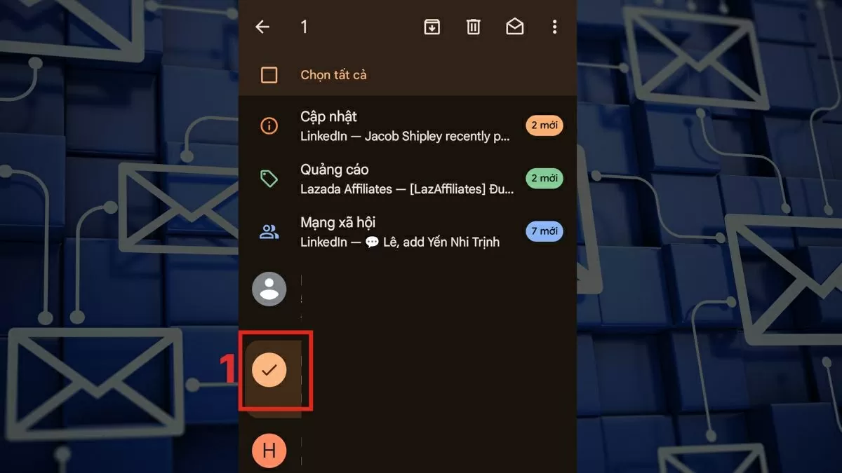Trong danh sách email, chạm và giữ vào thư muốn xóa cho đến khi nó được chọn.