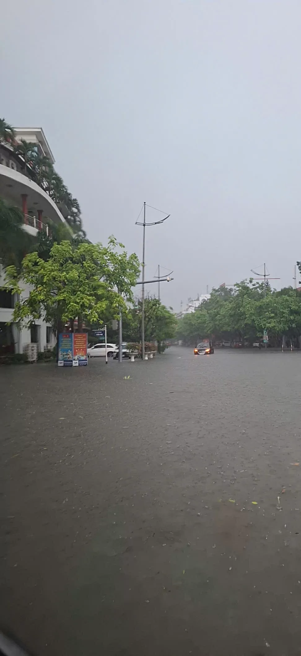 Khu trung tâm tỉnh Thanh Hóa ngập do bão