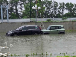 Mưa lớn do bão số 3 (bão Wipha), nhiều tuyến phố trung tâm Thanh Hóa bị ngập trong nước