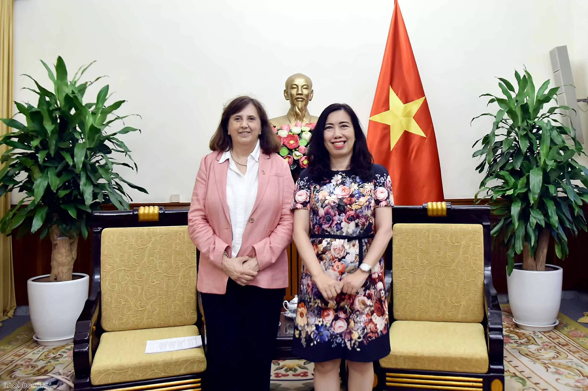 Thứ trưởng Lê Thị Thu Hằng tiếp Phó Tổng Vụ trưởng Cơ quan Đối ngoại châu Âu Thứ trưởng Lê Thị Thu Hằng tiếp Phó Tổng Vụ trưởng Cơ quan Đối ngoại châu Âu