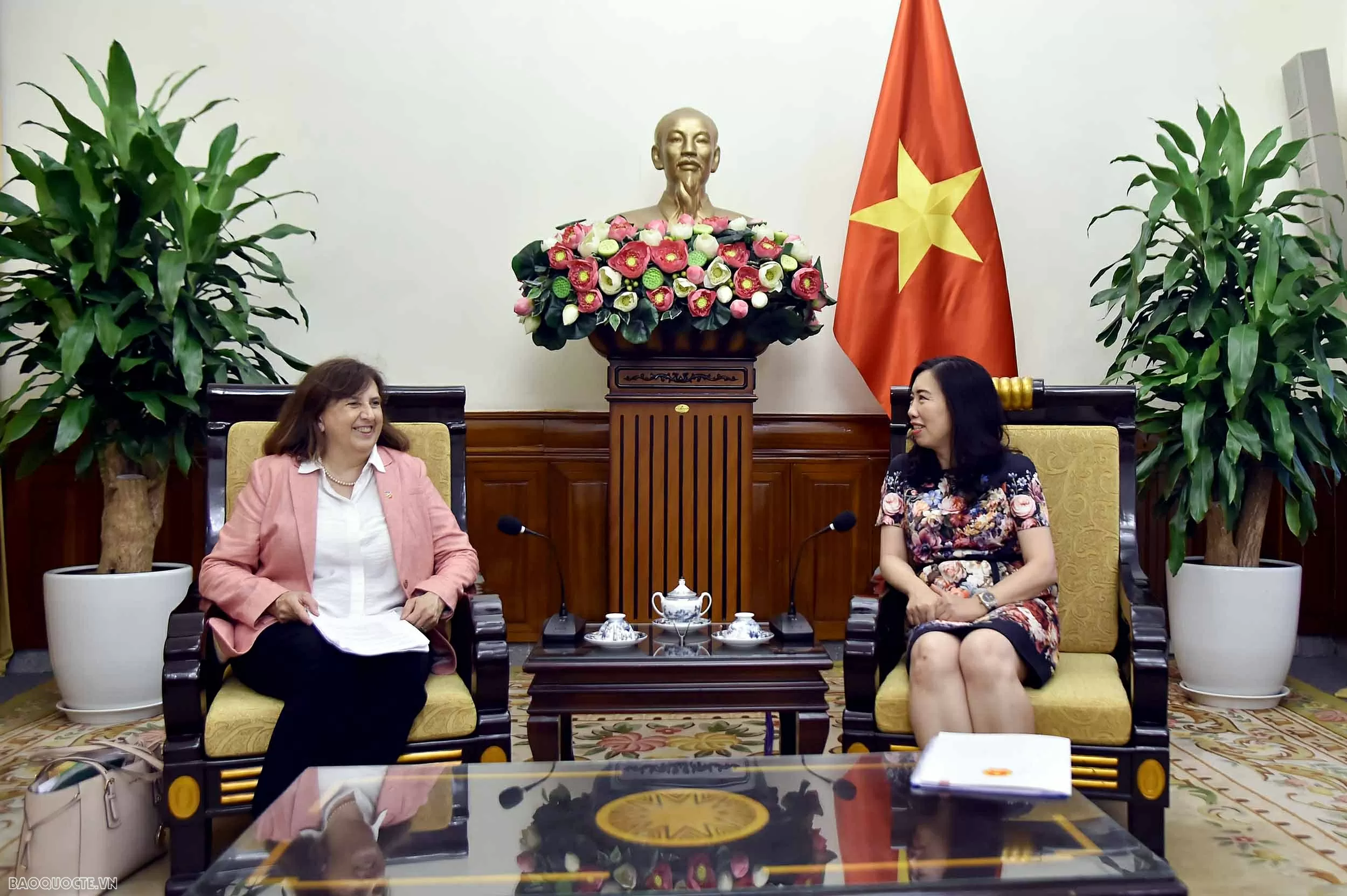 Thứ trưởng Lê Thị Thu Hằng tiếp Phó Tổng Vụ trưởng Cơ quan Đối ngoại châu Âu Thứ trưởng Lê Thị Thu Hằng tiếp Phó Tổng Vụ trưởng Cơ quan Đối ngoại châu Âu