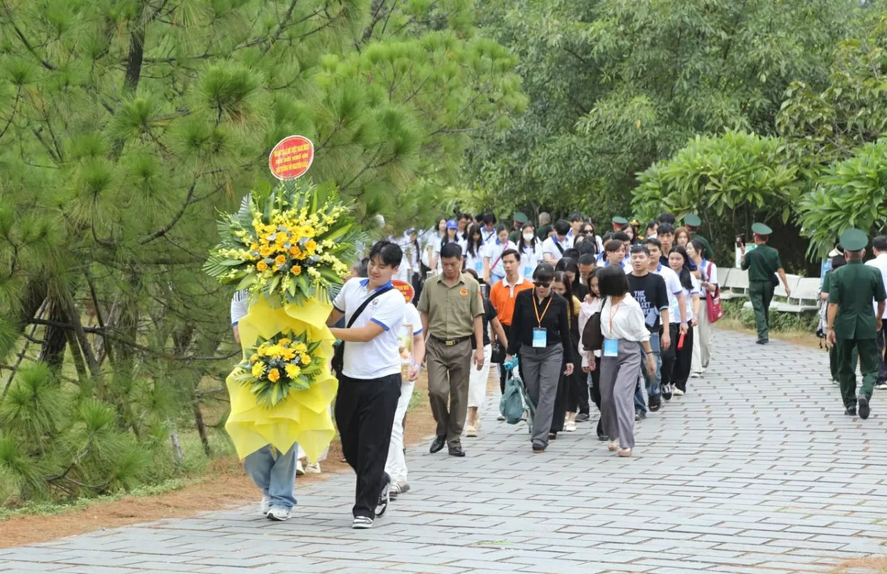 Trại hè Việt Nam 2025: Thành kính dâng hương, viếng mộ Đại tướng Võ Nguyên Giáp