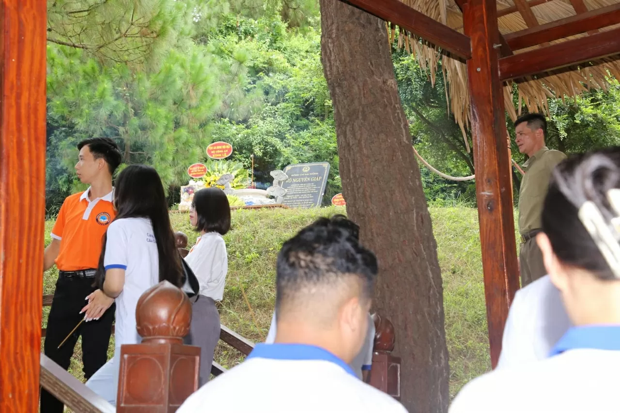 Viếng mộ Đại tướng Võ Nguyên Giáp là một hoạt động ý nghĩa, góp phần giáo dục truyền thống yêu nước, lòng tự hào dân tộc và tinh thần đoàn kết đối với những kiều bào trẻ xa quê hương. (Ảnh: Thành Long)