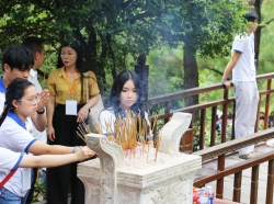 Trại hè Việt Nam 2025: Thành kính dâng hương, viếng mộ Đại tướng Võ Nguyên Giáp