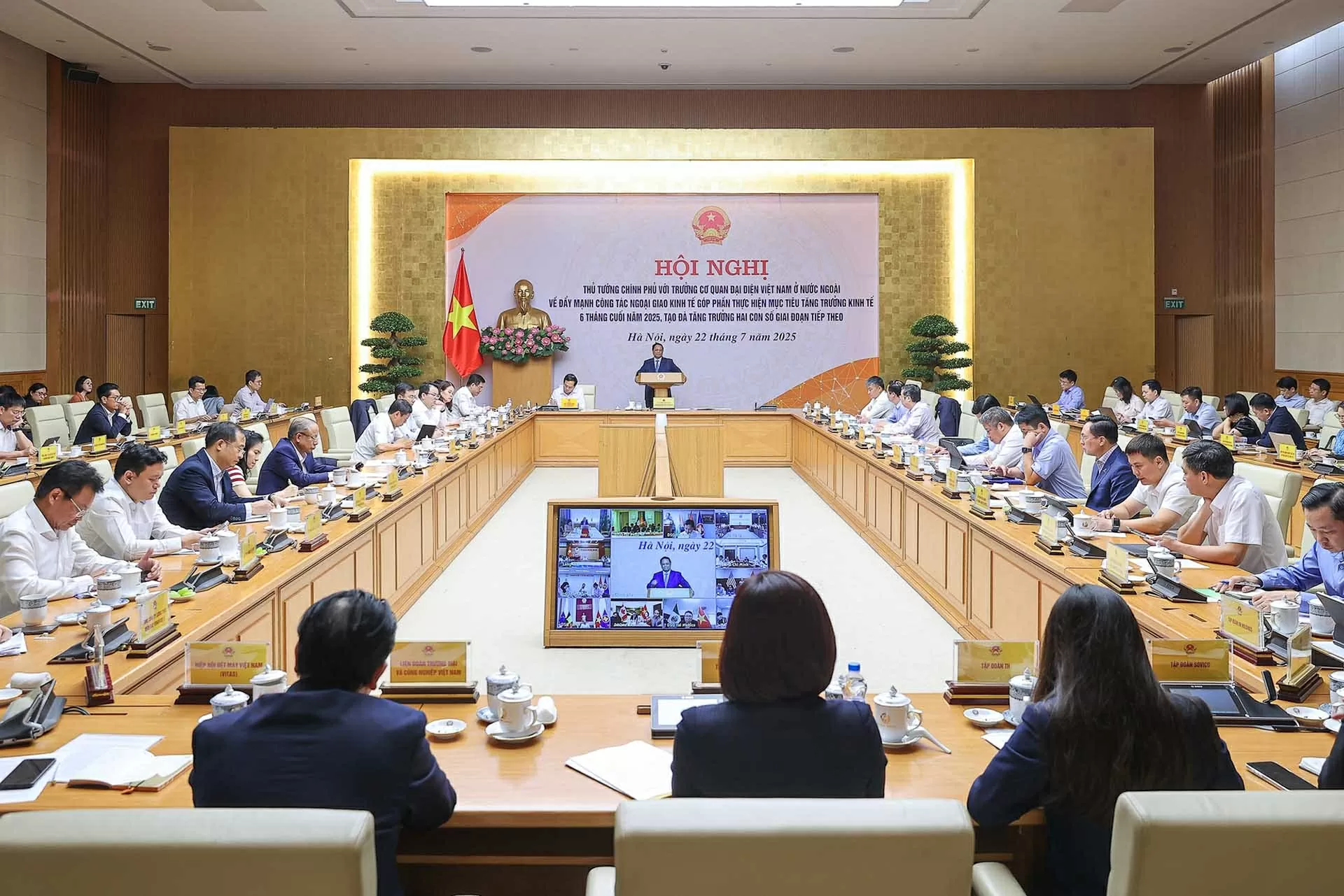 Thủ tướng Phạm Minh Chính chủ trì Hội nghị với các Trưởng Cơ quan đại diện Việt Nam ở nước ngoài. (Nguồn: VGP) Thủ tướng Phạm Minh Chính chủ trì Hội nghị với các Trưởng Cơ quan đại diện Việt Nam ở nước ngoài. (Nguồn: VGP)