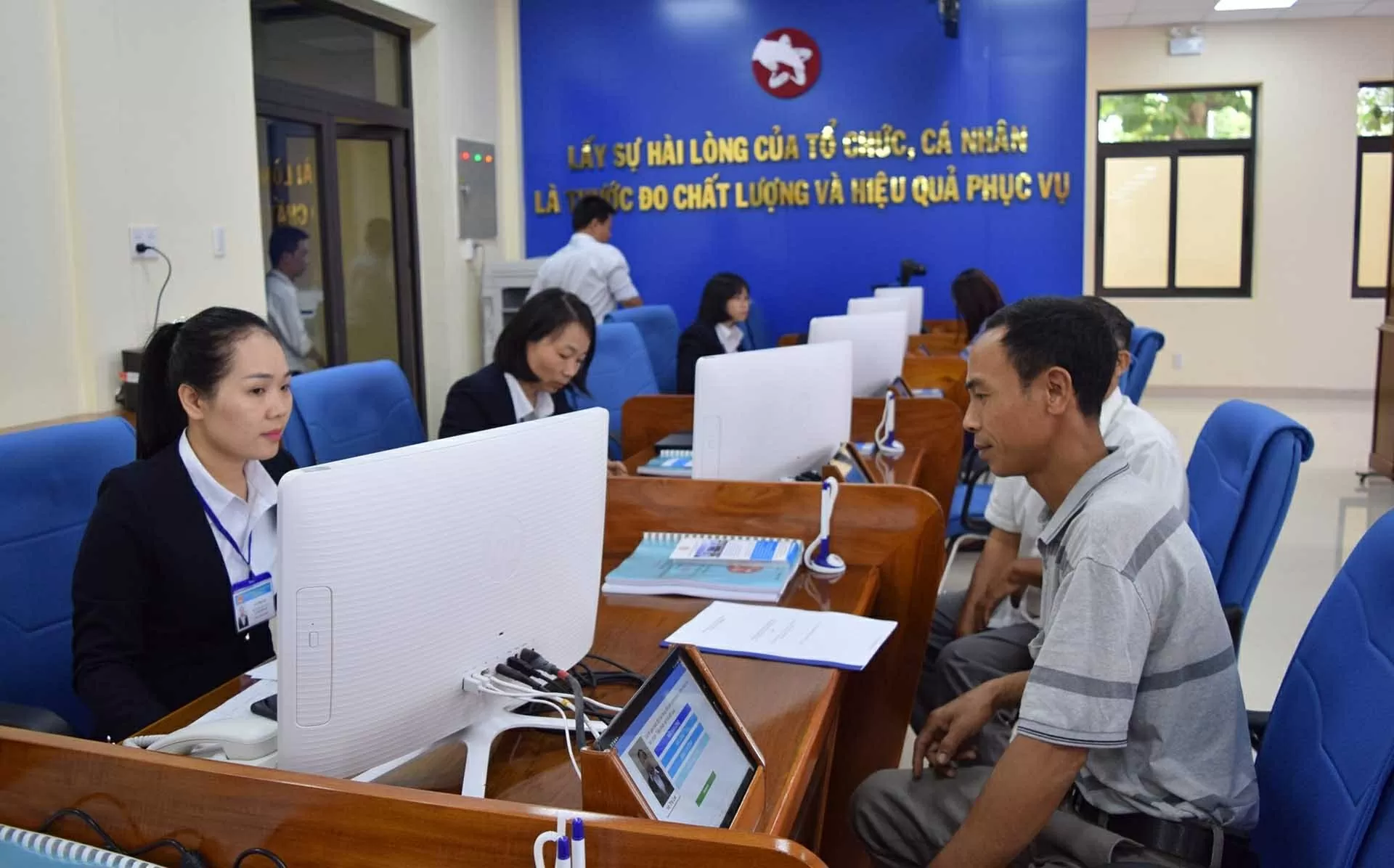 Xây dựng đội ngũ cán bộ, công chức chuyên nghiệp, phục vụ tốt cho sự nghiệp phát triển kinh tế - xã hội và nhu cầu của người dân, doanh nghiệp. (Nguồn: VGP)