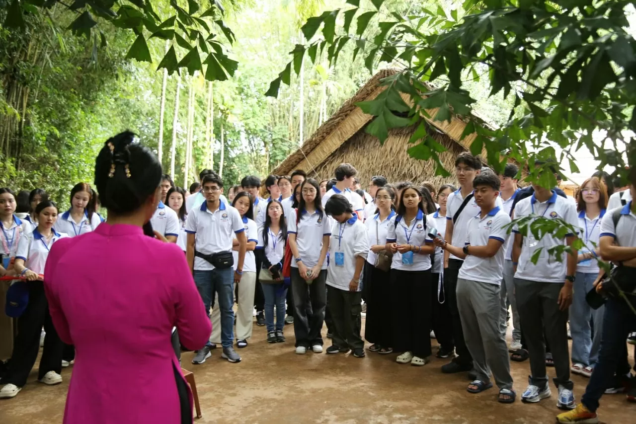 Các thanh niên, sinh viên kiều bào được hướng dẫn viên kể về được biết thêm về những năm tháng thời niên thiếu của Bác Hồ tại quê nhà. (Ảnh: Thành Long) Các thanh niên, sinh viên kiều bào được hướng dẫn viên kể về được biết thêm về những năm tháng thời niên thiếu của Bác Hồ tại quê nhà. (Ảnh: Thành Long)