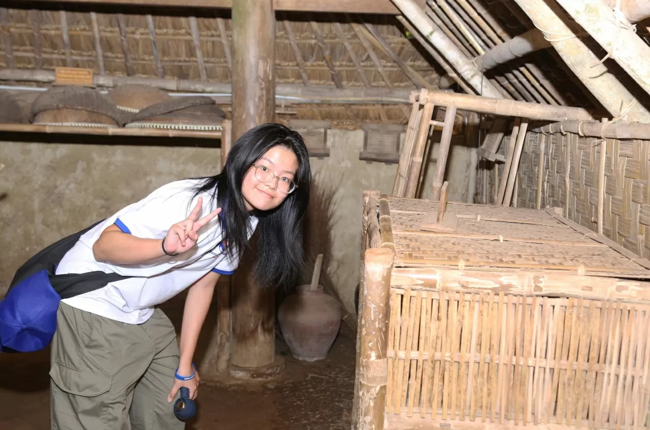 Các kiều bào trẻ tận mắt chứng kiến những hiện vật rất đỗi thân thuộc, dung dị trong khu di tích, gắn liền với hình ảnh Chủ tịch Hồ Chí Minh. (Ảnh: Thành Long) Các kiều bào trẻ tận mắt chứng kiến những hiện vật rất đỗi thân thuộc, dung dị trong khu di tích, gắn liền với hình ảnh Chủ tịch Hồ Chí Minh. (Ảnh: Thành Long)