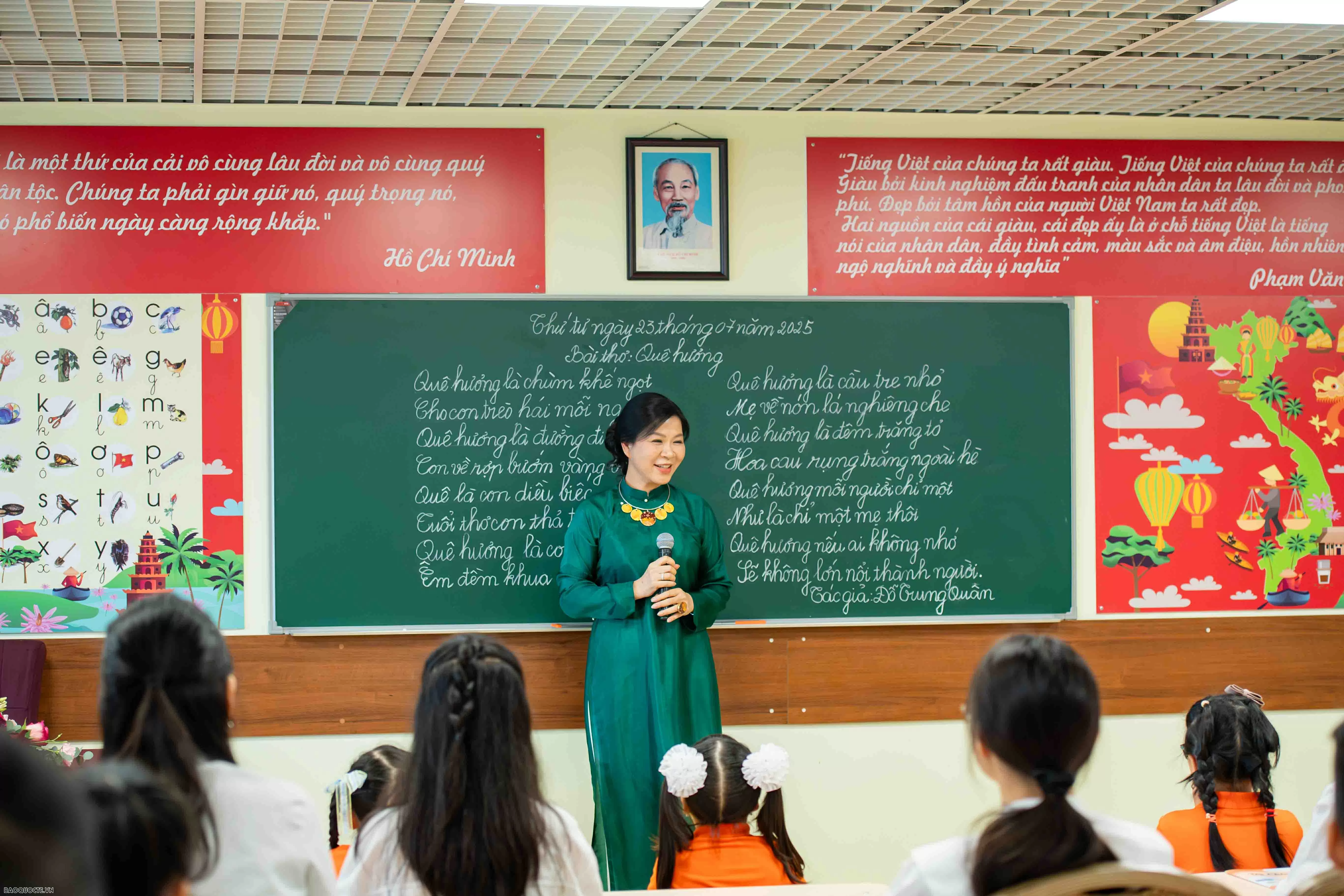 Esposa del secretario general del PCV asiste a clase de idioma vietnamita en Rusia