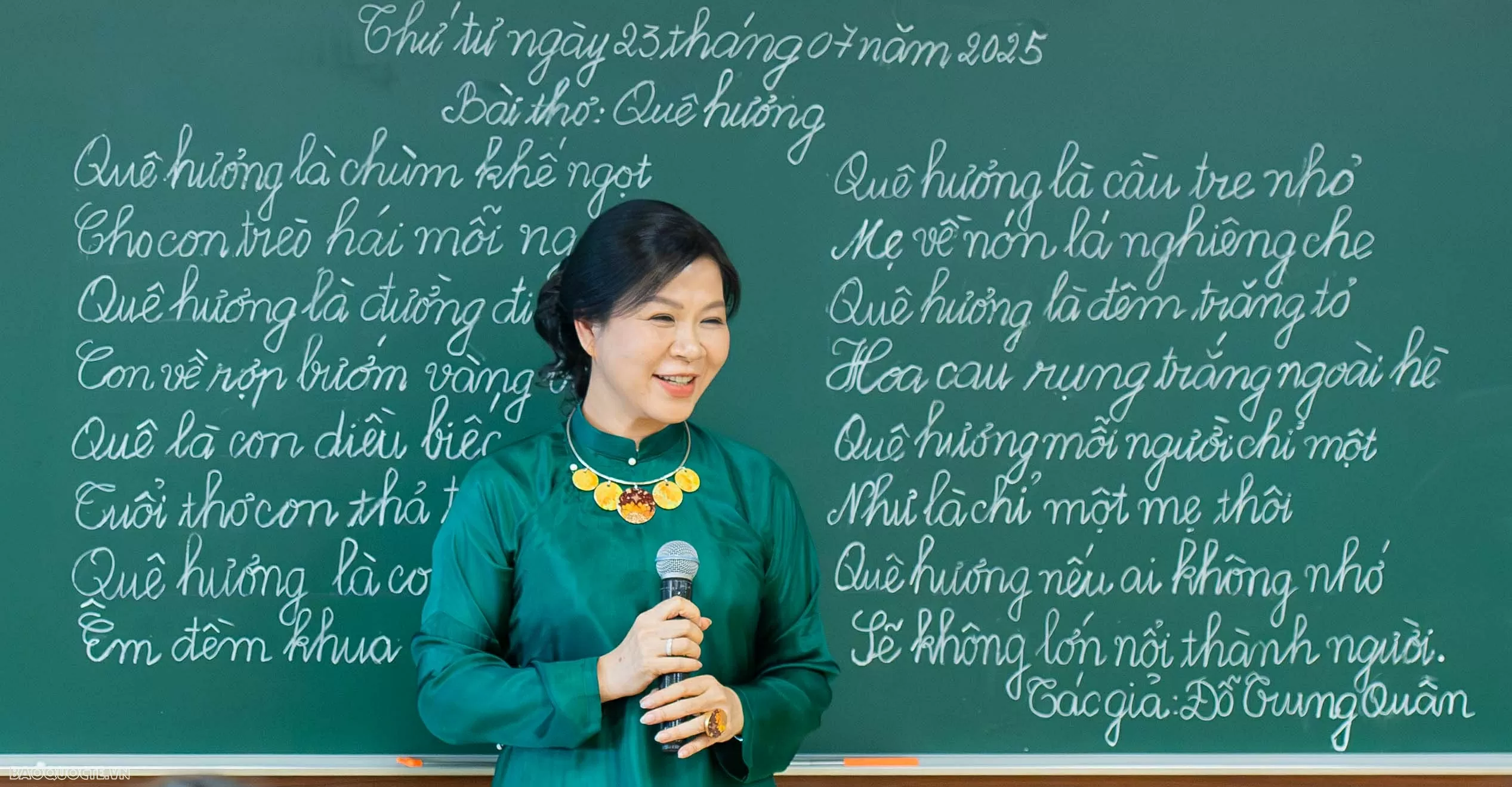 La señora Ngo Phuong Ly expresa su emoción en el aula. La señora Ngo Phuong Ly expresa su emoción en el aula.
