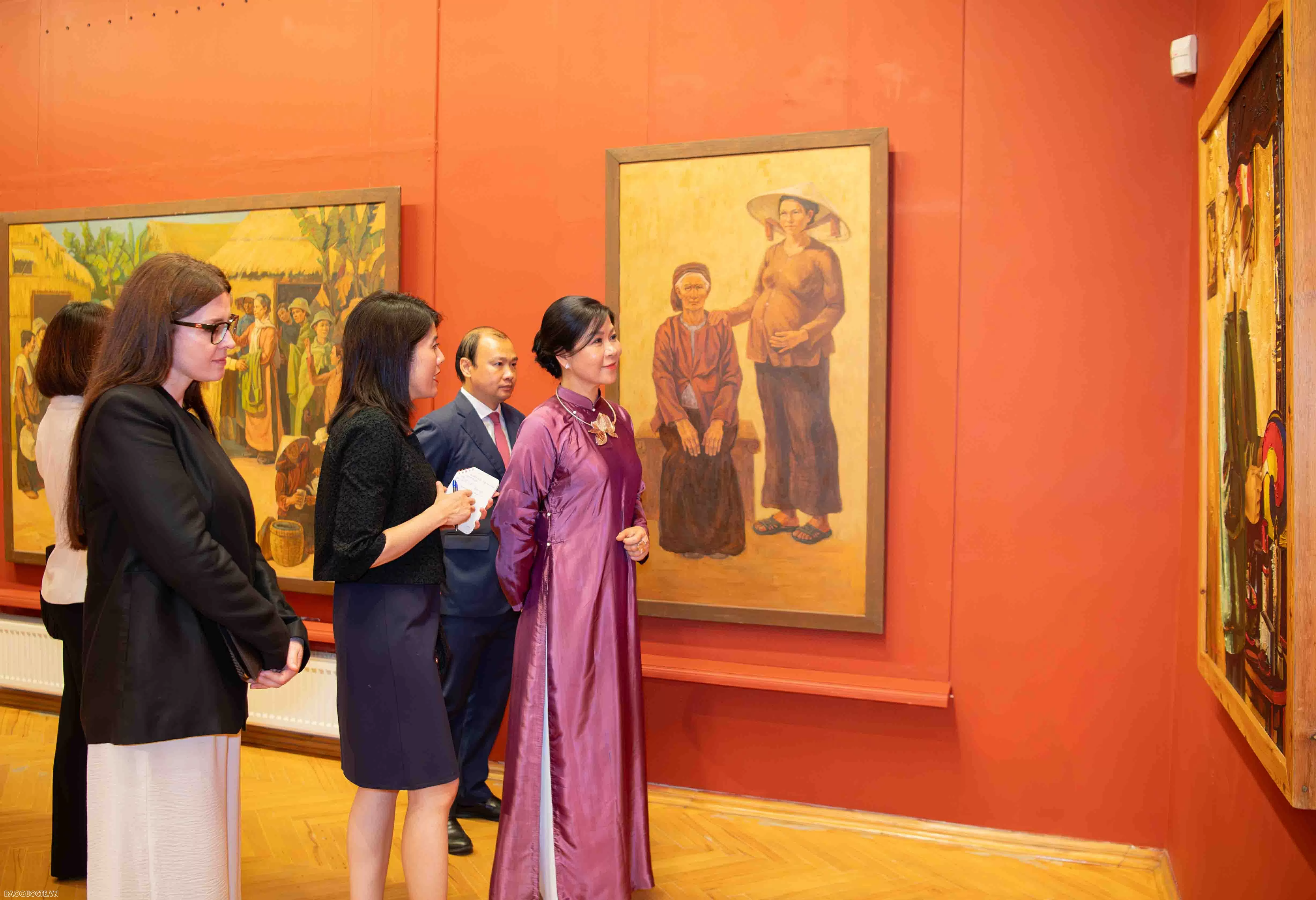 La esposa del secretario general del Partido Comunista de Vietnam, To Lam, Ngo Phuong Ly, visita la exposición “Maestro-Alumno: Melodía del viaje” en la Academia Rusa de las Artes de Moscú. (Foto: Hoang Hong)