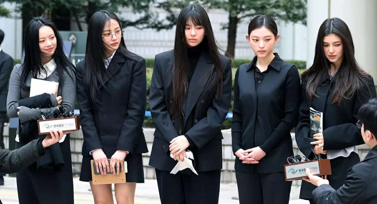 Năm thành viên NewJeans, từ trái sang: Hanni, Minji, Hyein, Haerin và Danielle, trả lời báo chí sau phiên tòa ngày 7/3 tại Tòa án Trung tâm quận Seoul liên quan đến yêu cầu của Ador về việc cấm nhóm ký hợp đồng quảng bá độc lập. (Ảnh: Newsis)