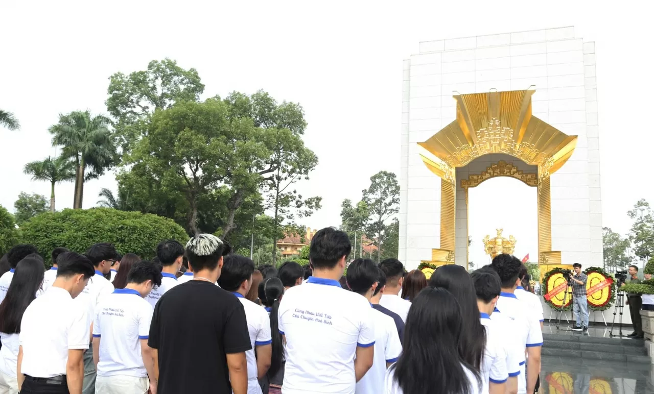 Đoàn Trại hè Việt Nam dành phút mặc niệm tưởng nhớ chiến công của các Anh hùng liệt sĩ. (Ảnh: Thành Long)