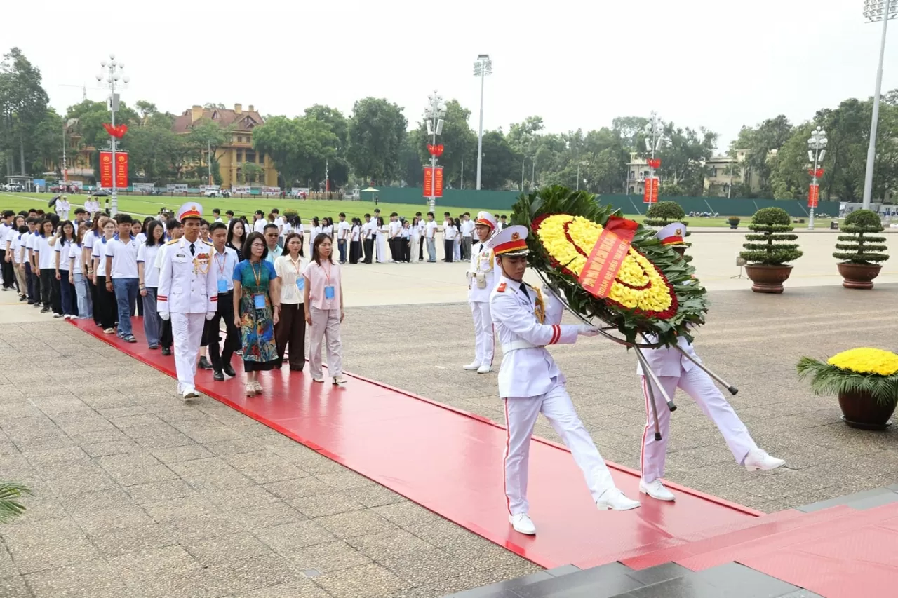 Bà Ngô Thị Thanh Mai, Phó Chủ nhiệm Ủy ban Nhà nước về người Việt Nam ở nước ngoài đã dẫn đầu đoàn vào viếng Lăng. (Ảnh: Thành Long)