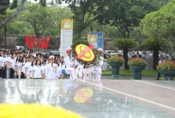 Đoàn kiều bào trẻ viếng Lăng Chủ tịch Hồ Chí Minh, đặt vòng hoa tưởng niệm các Anh hùng liệt sĩ
