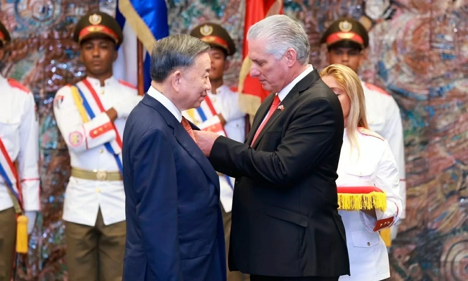 Bí thư Thứ nhất, Chủ tịch nước Cuba Miguel Diaz-Canel Bermudez trao huân chương cho Tổng Bí thư, Chủ tịch nước Tô Lâm trong chuyến thăm cấp Nhà nước tới Cuba, tháng 9/2024. (Nguồn: TTXVN) Bí thư Thứ nhất, Chủ tịch nước Cuba Miguel Diaz-Canel Bermudez trao huân chương cho Tổng Bí thư, Chủ tịch nước Tô Lâm trong chuyến thăm cấp Nhà nước tới Cuba, tháng 9/2024. (Nguồn: TTXVN)