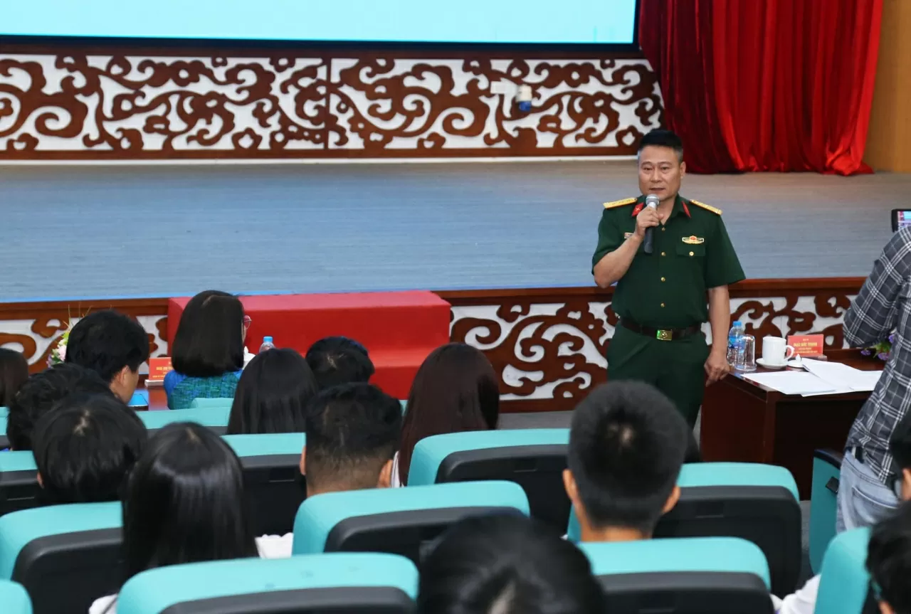Đại tá Mạc Văn Đức trả lời những thắc mắc của kiều bào trẻ về sĩ Cục Gìn giữ hòa bình Việt Nam. (Ảnh: Thành Long)