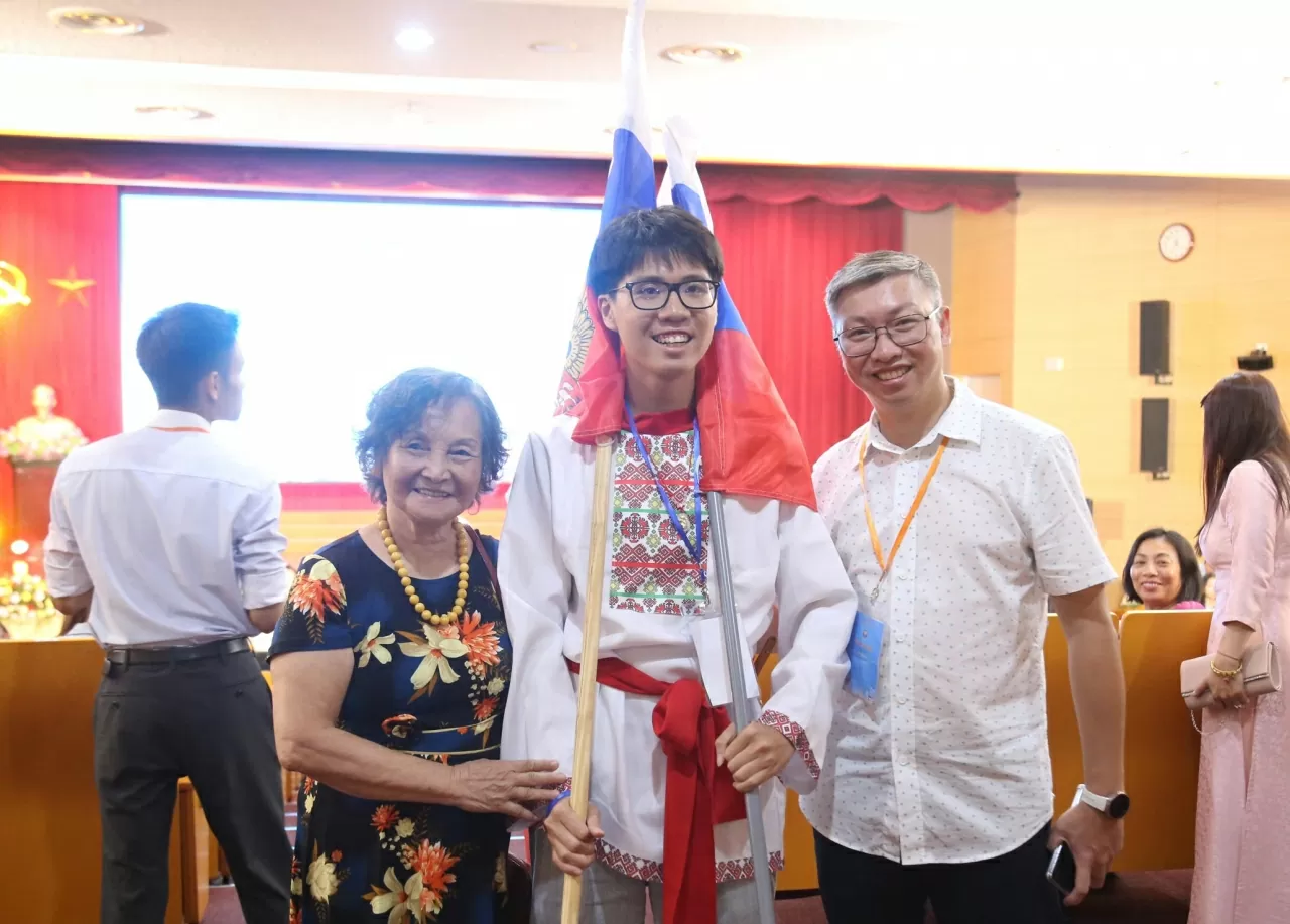 Bà Phạm Thị Ái Liên, bà nội của cháu Đỗ Đắc Bằng từ Liên Bang Nga tự hào chia sẻ. (Ảnh: Thành Long)