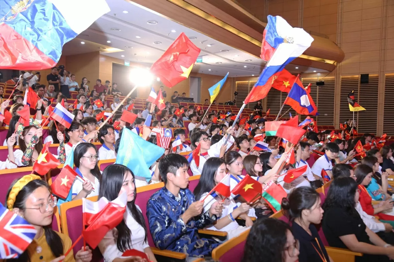Các đại biểu kiều bào nhiệt tình cổ vũ cho lễ Bế mạc. (Ảnh: Thành Long)