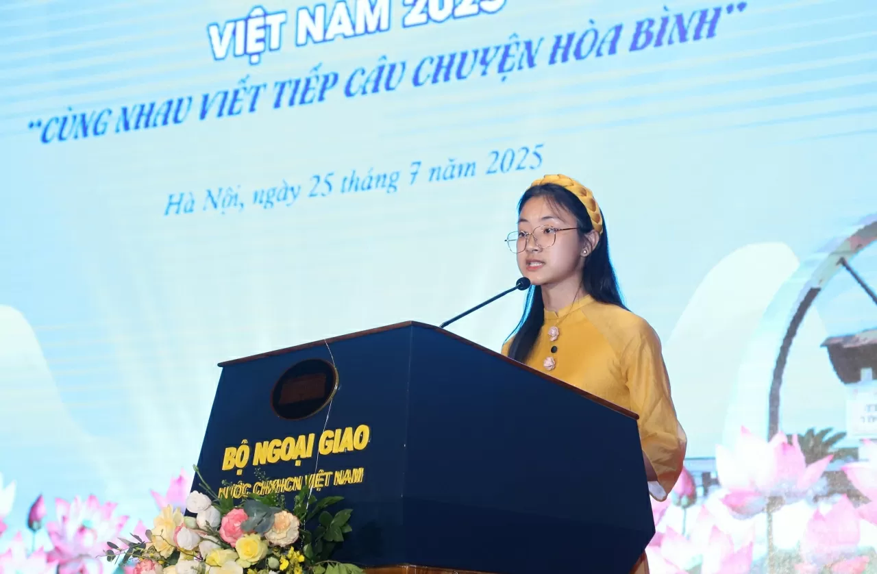 Em Đặng Minh Tâm đến từ Ba Lan đại diện 110 kiều bào phát biểu cảm ơn chương trình Trại hè Việt Nam. (Ảnh: Thành Long)