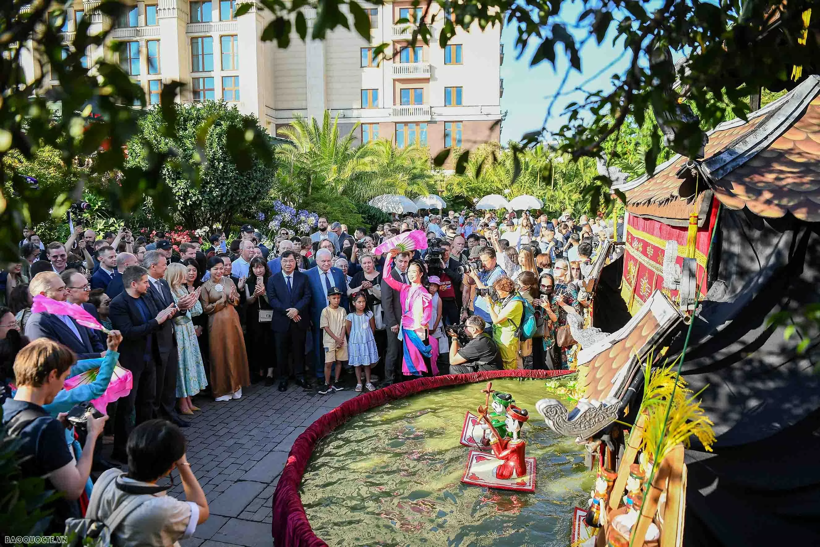 Vietnamese Cultural Festival 2025: General Secretary’s Spouse, Russian friends enjoy water puppetry and Vietnamese coffee at Red Square