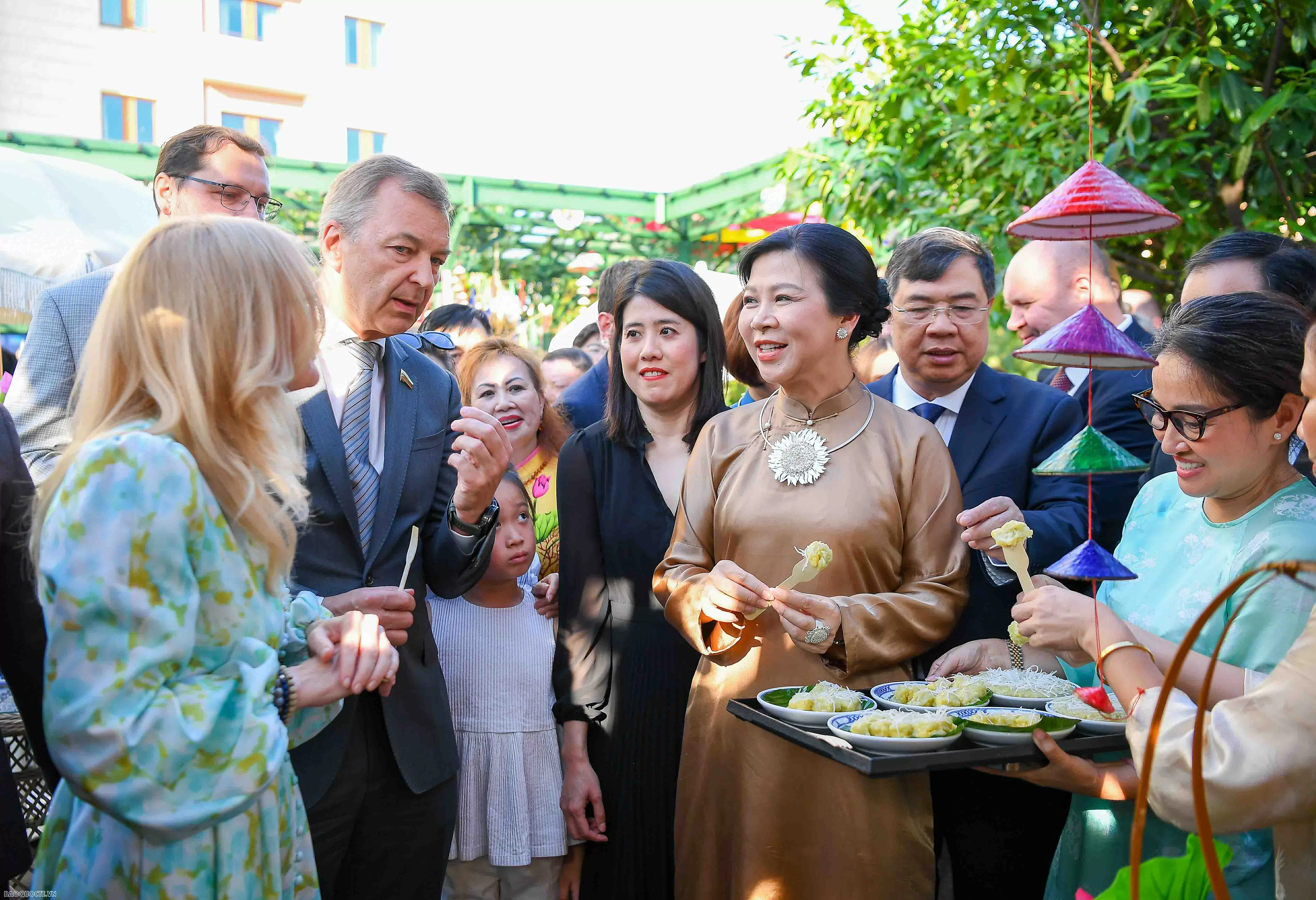 Vietnamese Cultural Festival 2025: General Secretary’s Spouse, Russian friends enjoy water puppetry and Vietnamese coffee at Red Square
