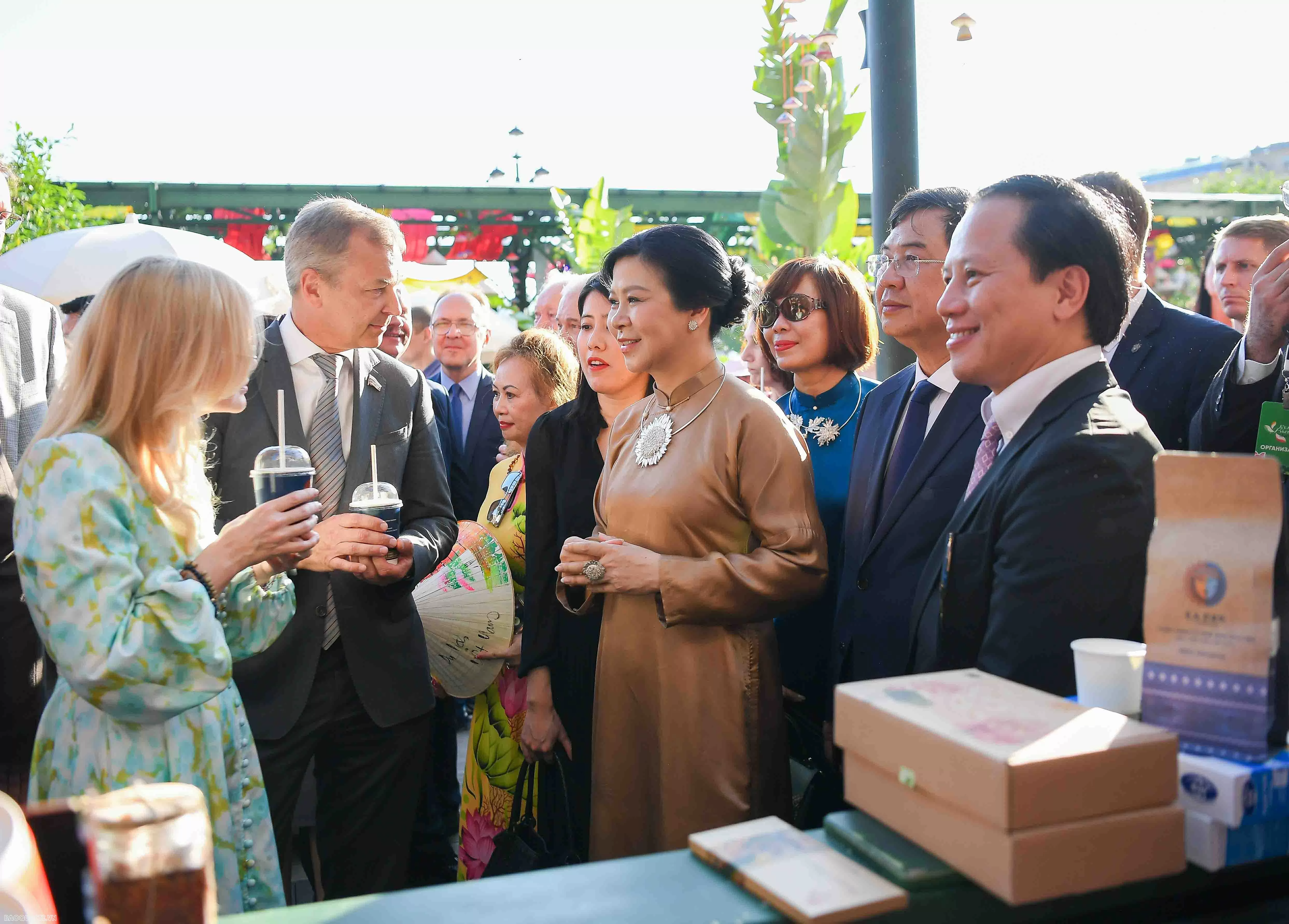Vietnamese Cultural Festival 2025: General Secretary’s Spouse, Russian friends enjoy water puppetry and Vietnamese coffee at Red Square