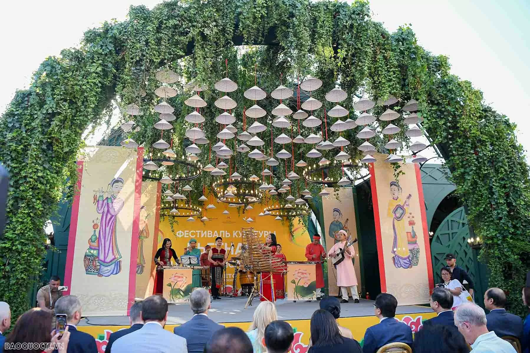 Vietnamese Cultural Festival 2025: General Secretary’s Spouse, Russian friends enjoy water puppetry and Vietnamese coffee at Red Square