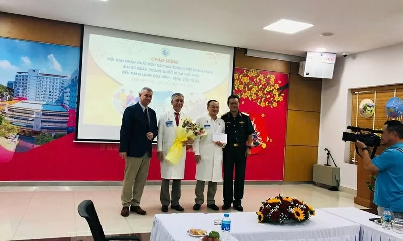 Đại sứ Karl Van Den Bossche thăm và tặng quà cho nạn nhân chất độc da cam tại TP. Hồ Chí Minh Đại sứ Karl Van Den Bossche thăm và tặng quà cho nạn nhân chất độc da cam tại TP. Hồ Chí Minh