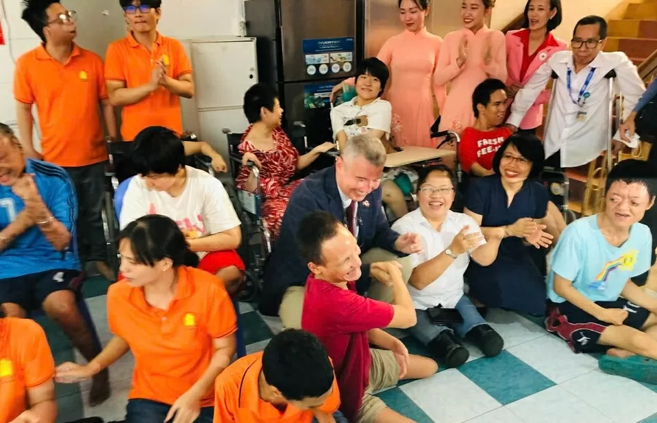 Đại sứ Karl Van Den Bossche thăm và tặng quà cho nạn nhân chất độc da cam tại TP. Hồ Chí Minh Đại sứ Karl Van Den Bossche thăm và tặng quà cho nạn nhân chất độc da cam tại TP. Hồ Chí Minh