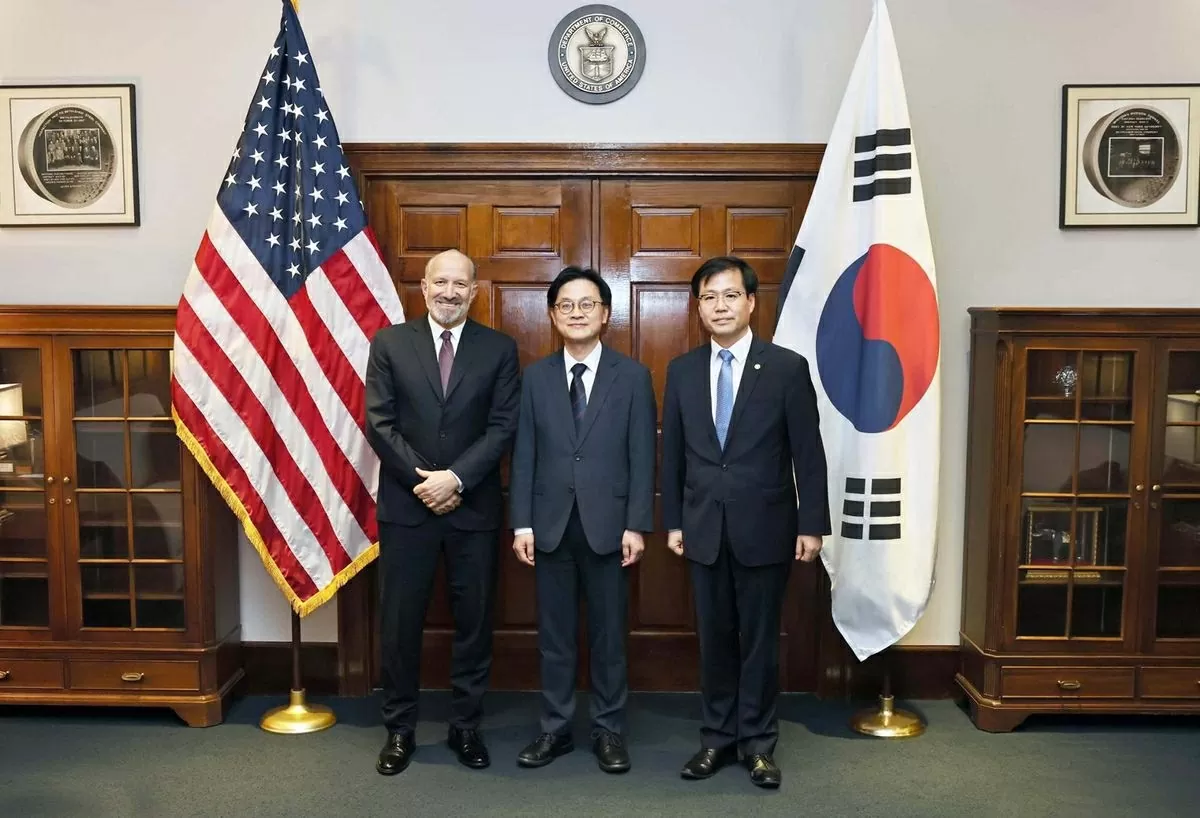 Bộ trưởng Công nghiệp Kim Jung-kwan (giữa) cùng Bộ trưởng Thương mại Mỹ Howard Lutnick (trái) trong cuộc gặp tại Washington, D.C., ngày 24/7. Bên phải là Bộ trưởng Thương mại Yeo Han-koo. (Nguồn: Korea Times).