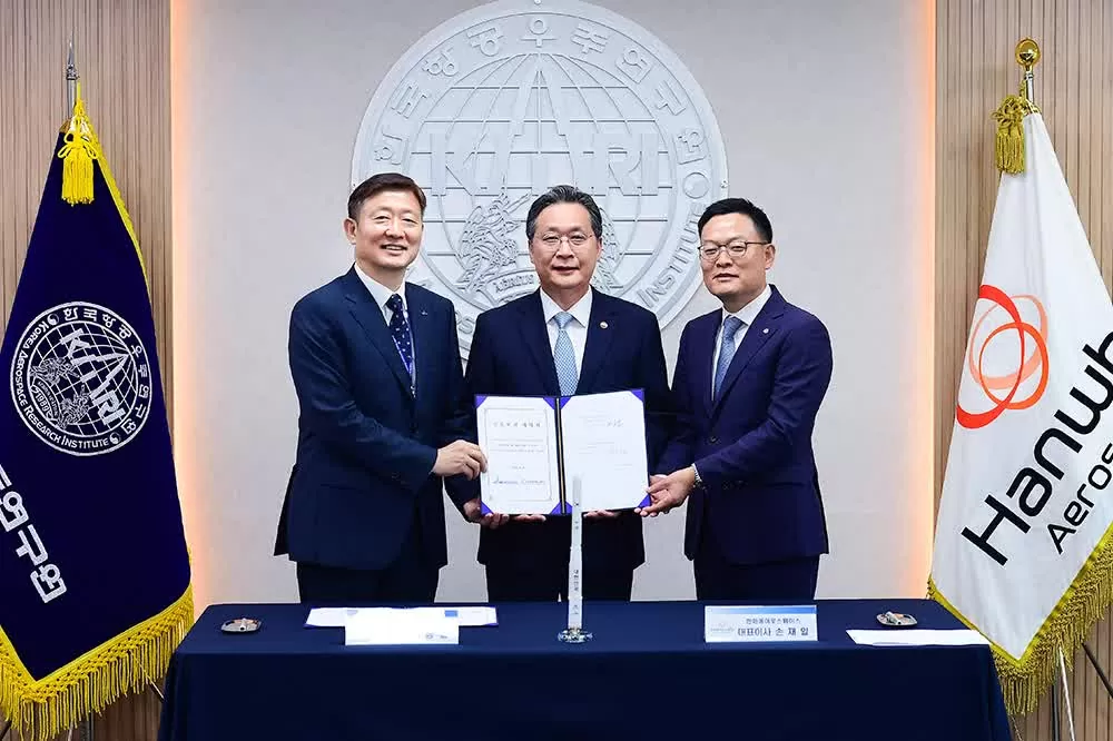 Chủ tịch kiêm Giám đốc điều hành Hanwha Aerospace, ông Son Jae-il (bên phải), Cục trưởng Cơ quan Vũ trụ Hàn Quốc (KASA), ông Yoon Young-bin (ở giữa), và Chủ tịch Viện Nghiên cứu Hàng không Vũ trụ Hàn Quốc (KARI), ông Lee Sang-chul (bên trái), tham dự lễ ký kết thỏa thuận chuyển giao công nghệ KSLV-II.