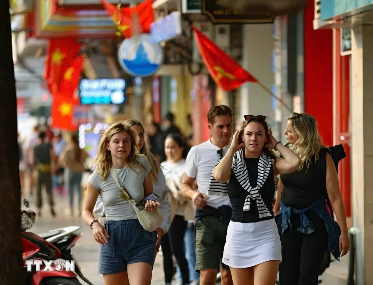 Du khách tham quan Hà Nội. (Nguồn: TTXVN) Du khách tham quan Hà Nội. (Nguồn: TTXVN)