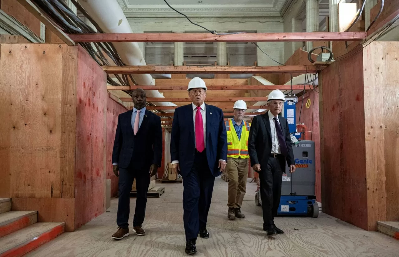 Tổng thống Mỹ Donald Trump (thứ hai từ trái sang) tham quan công trường cải tạo trụ sở Ngân hàng Dự trữ Liên bang tại Washington, DC, vào thứ Năm, ngày 24 tháng 7. Cùng đi với ông có Thượng nghị sĩ Tim Scott (bên trái) và Chủ tịch Cục Dự trữ Liên bang Jerome Powell (bên phải). Cuộc đối đầu âm ỉ lâu nay giữa Trump và Powell đã được phơi bày rõ ràng trước công chúng trong chuyến tham quan này. (Nguồn: Getty Images)