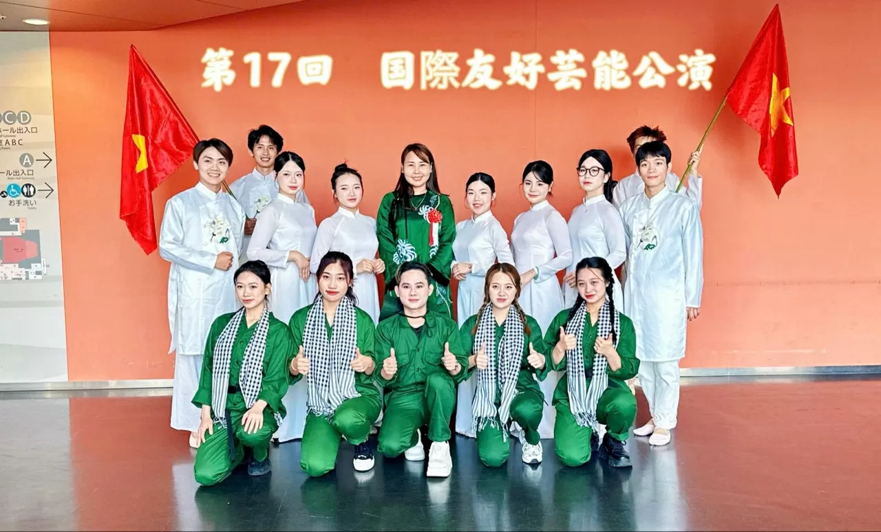 Los jóvenes vietnamitas participan en una actuación artística (Foto: Asociación General de Vietnamitas en Kansai)