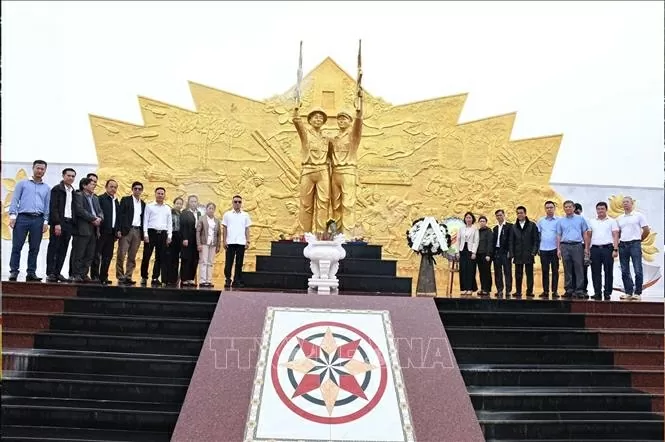 Los delegados toman una foto grupal al pie del Monumento de la Alianza de Combate Laos-Vietnam en el distrito de Paksong, de la provincia de Champasak. Los delegados toman una foto grupal al pie del Monumento de la Alianza de Combate Laos-Vietnam en el distrito de Paksong, de la provincia de Champasak.