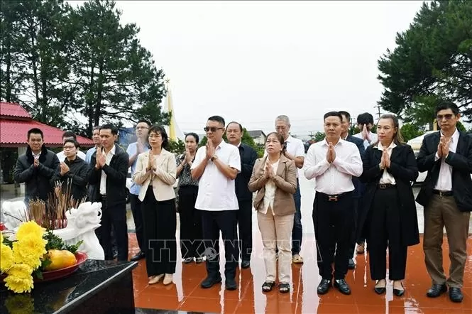 Delegados de Vietnam y Laos ofrecen incienso y flores en un sitio de reliquias en el distrito de Sepon, de la provincia de Savannakhet. Delegados de Vietnam y Laos ofrecen incienso y flores en un sitio de reliquias en el distrito de Sepon, de la provincia de Savannakhet.