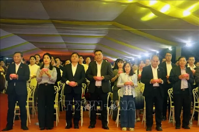 Los delegados rinden homenaje a los héroes y mártires que se sacrifican por la independencia, la libertad y la paz de las dos naciones. (Foto: baoquocte.vn) 