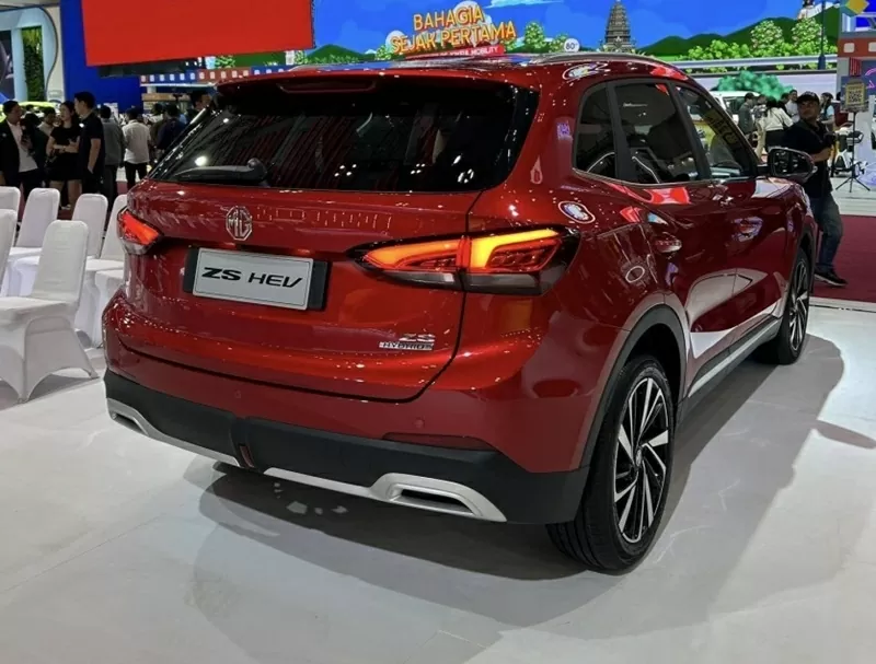 MG ZS HEV có thể đạt tốc độ tối đa lên tới 168 km/h, trong khi mức tiêu thụ nhiên liệu trung bình chỉ khoảng 5,1 lít/100 km