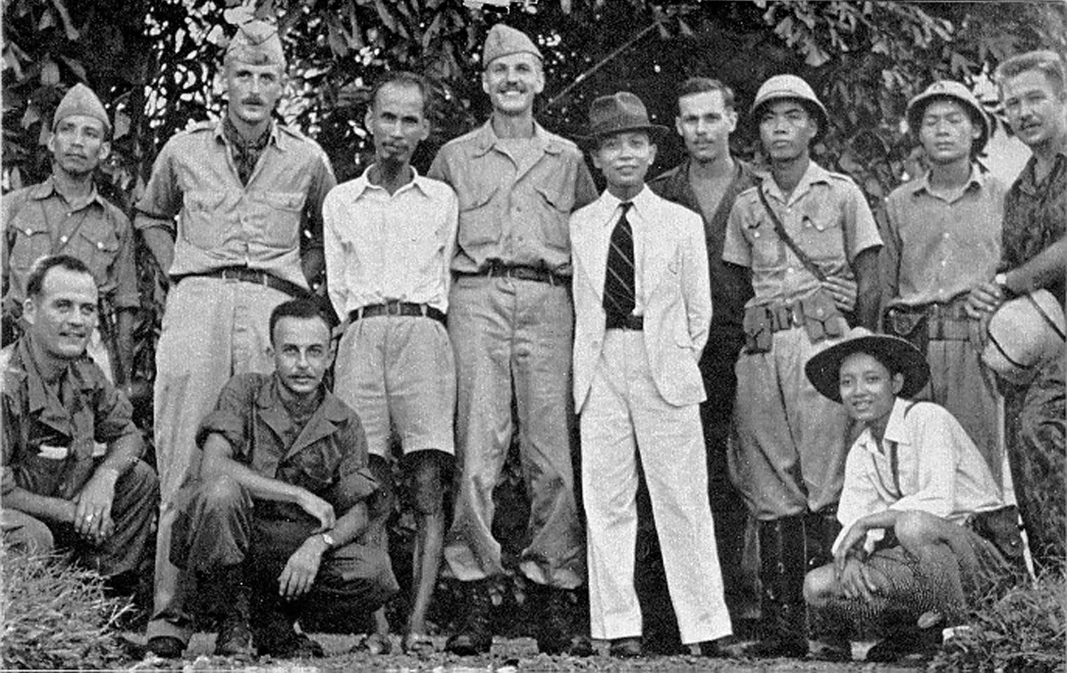 Chủ tịch Hồ Chí Minh, đồng chí Võ Nguyên Giáp cùng một số thành viên nhóm tình báo “Con Nai” tại Hà Nội năm 1945. (Ảnh tư liệu) Chủ tịch Hồ Chí Minh, đồng chí Võ Nguyên Giáp cùng một số thành viên nhóm tình báo “Con Nai” tại Hà Nội năm 1945. (Ảnh tư liệu)