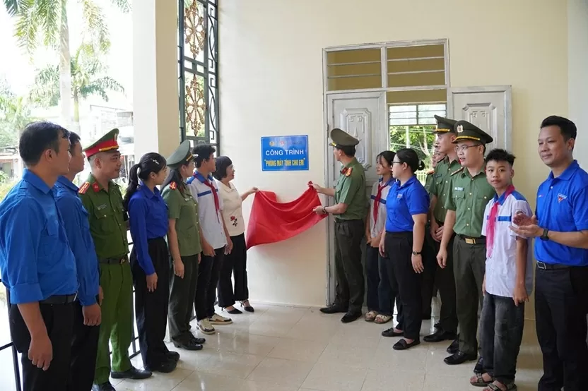 Tuổi trẻ Công an nhân dân thắp lửa tri ân, trao yêu thương đến vùng biên
