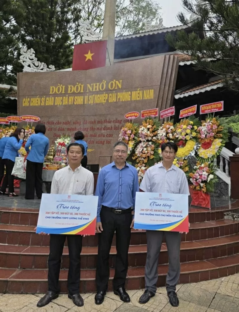 NXB Giáo dục Việt Nam tham gia viếng Nhà bia tưởng niệm liệt sĩ ngành Giáo dục