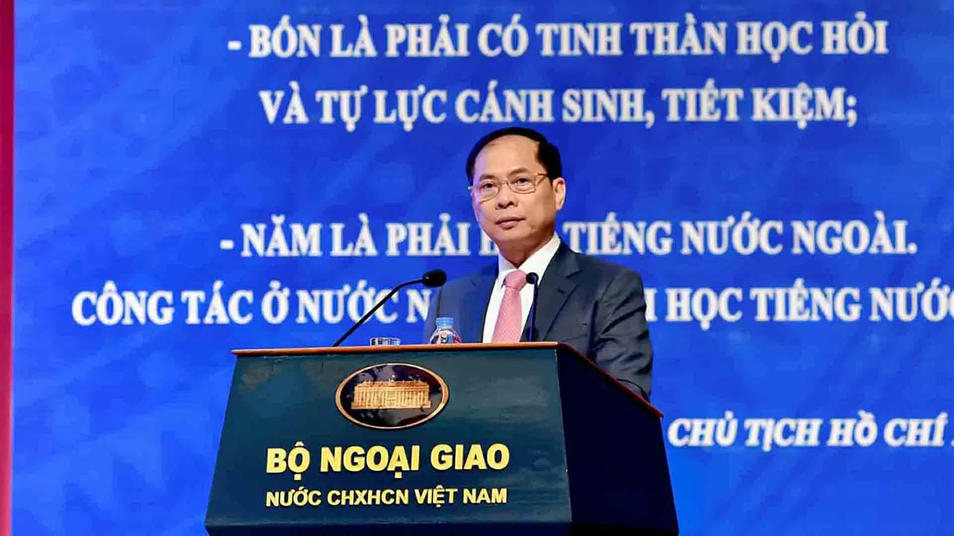 Viết tiếp chặng đường 80 năm vẻ vang của ngành Ngoại giao Việt Nam, đưa đất nước vào kỷ nguyên mới Viết tiếp chặng đường 80 năm vẻ vang của ngành Ngoại giao Việt Nam, đưa đất nước vào kỷ nguyên mới