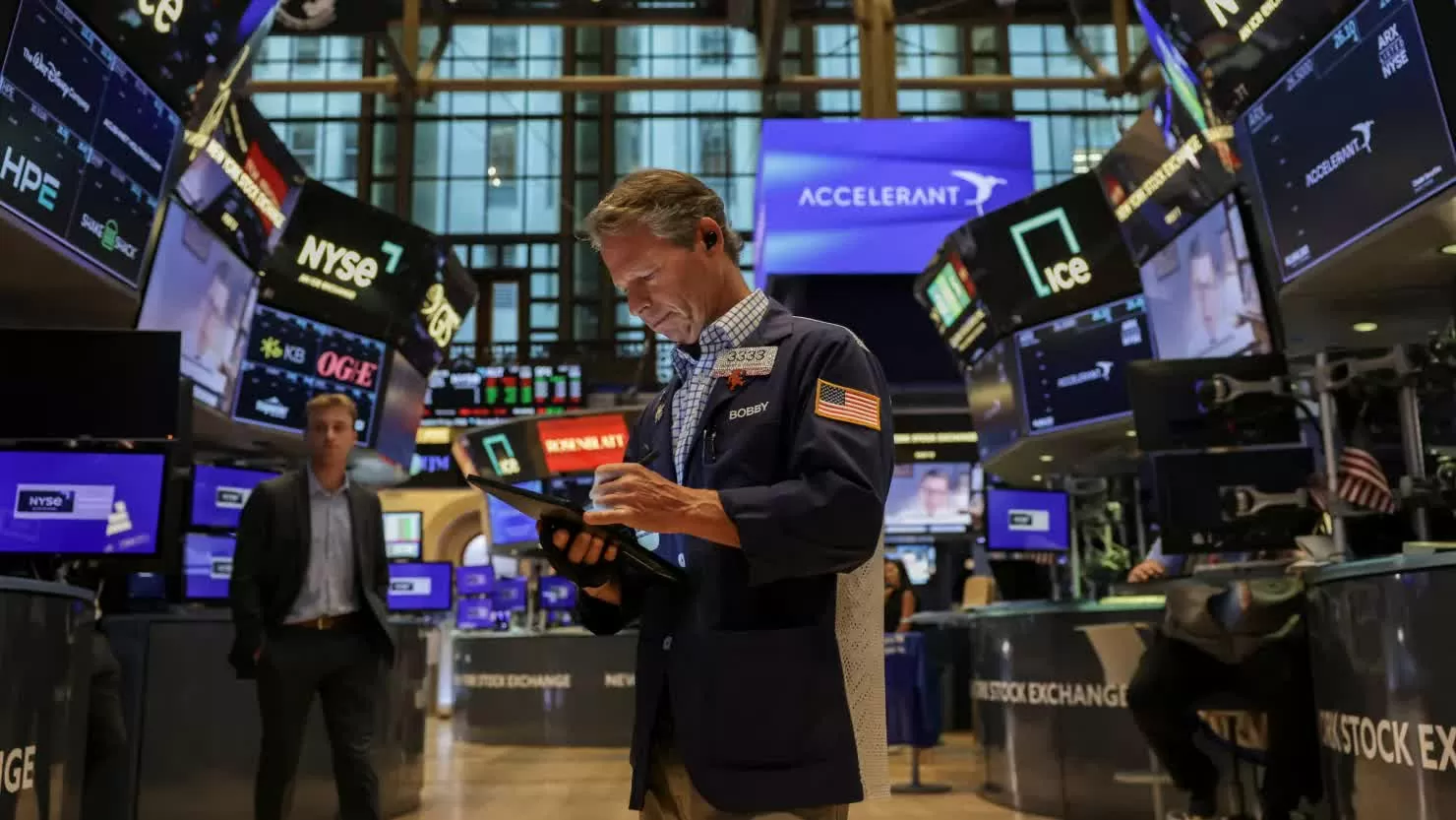 Các nhà giao dịch tại Sàn giao dịch chứng khoán New York (NYSE), ngày 25/7. (Nguồn: CNBC) Các nhà giao dịch tại Sàn giao dịch chứng khoán New York (NYSE), ngày 25/7. (Nguồn: CNBC)