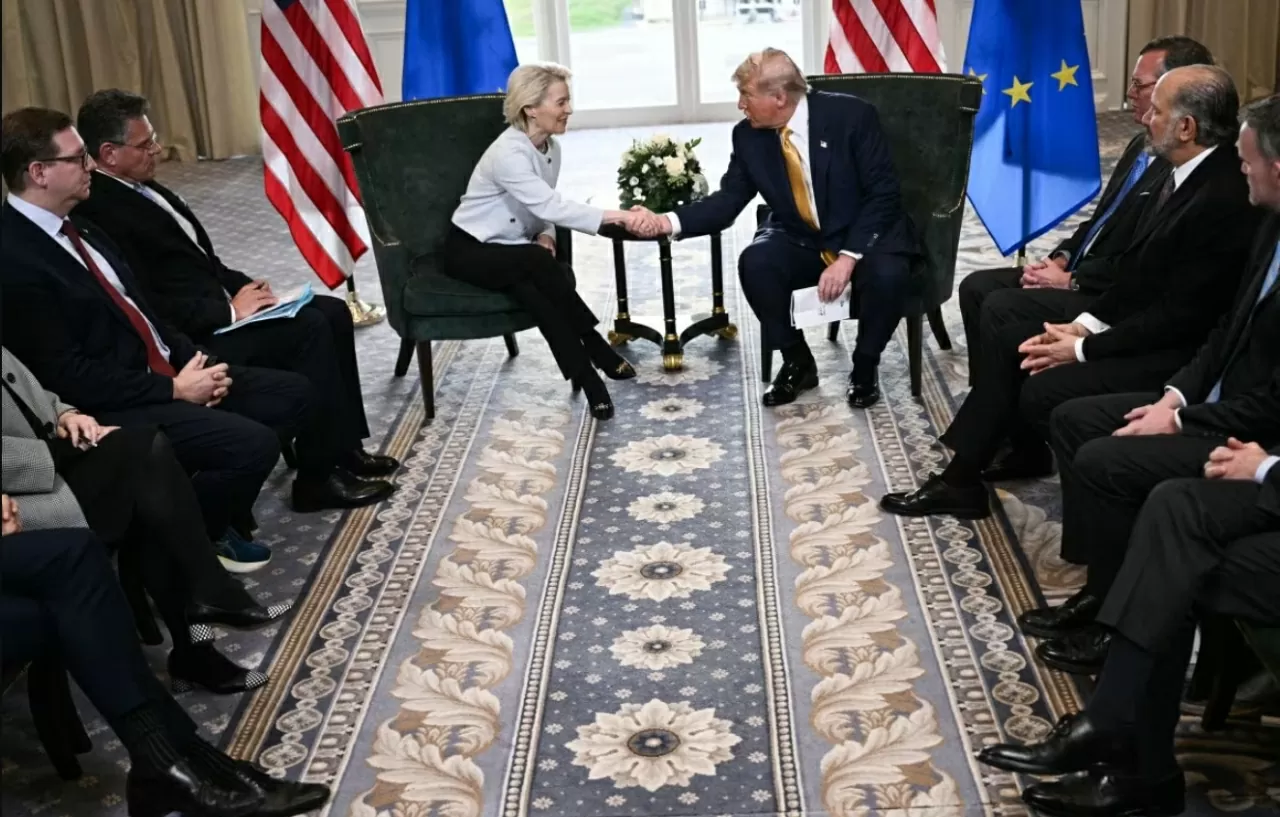 Tổng thống Donald Trump bắt tay Chủ tịch Ủy ban châu Âu Ursula von der Leyen sau khi đạt được thỏa thuận thương mại, tại Scotland, ngày 27/7. (Nguồn: Getty Image)