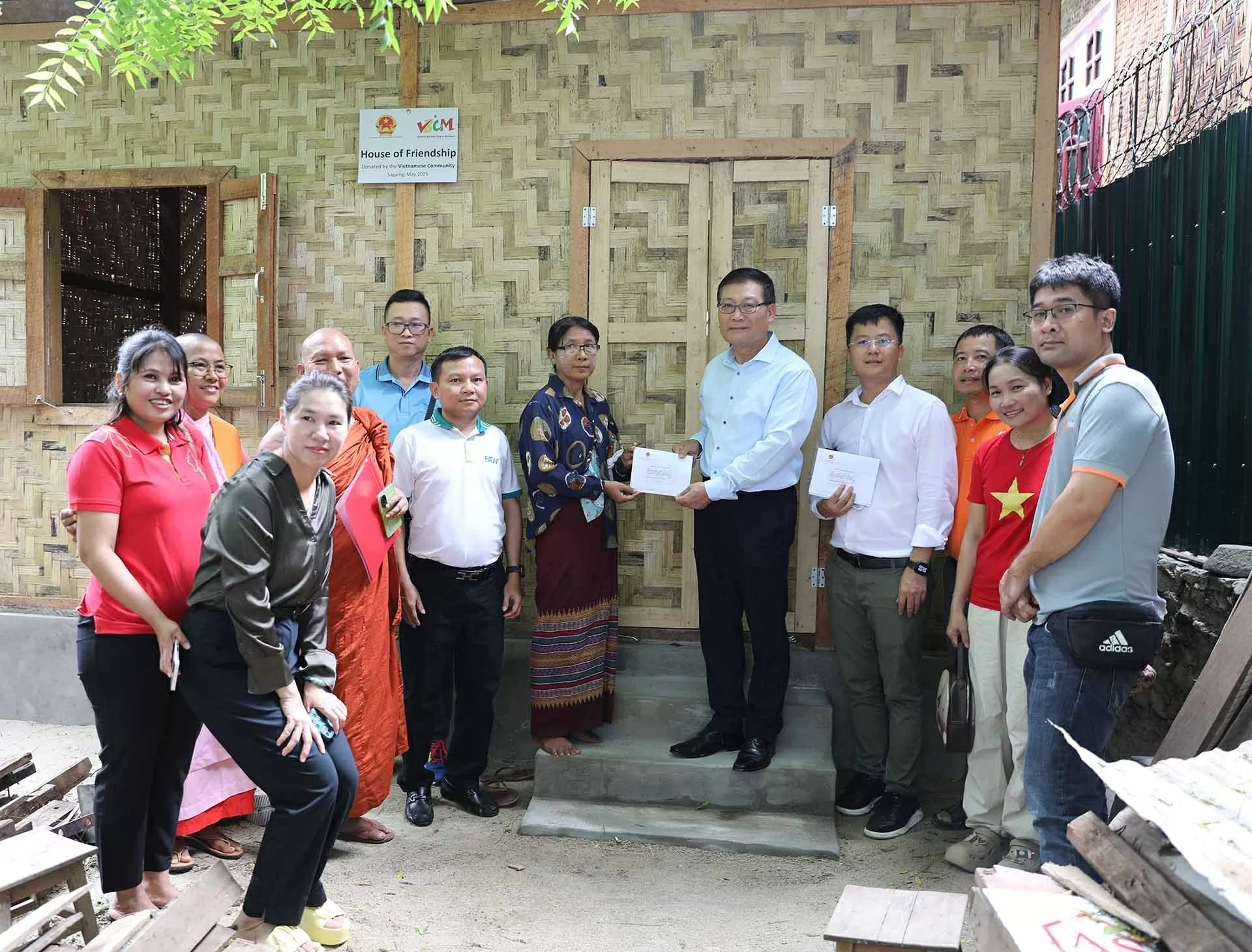 Đại sứ quán Việt Nam tại Myanmar và cộng đồng doanh nghiệp Việt Nam hỗ trợ người dân vùng động đất tại Mandalay