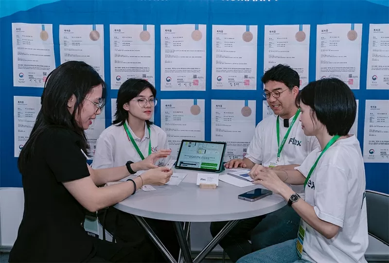 플랙스 윤순일 대표가 2025년 7월, 베트남 하노이에서 열린 KMED TECH 전시회에서 고객기업 담당자에게 서비스를 설명하고 있는 모습