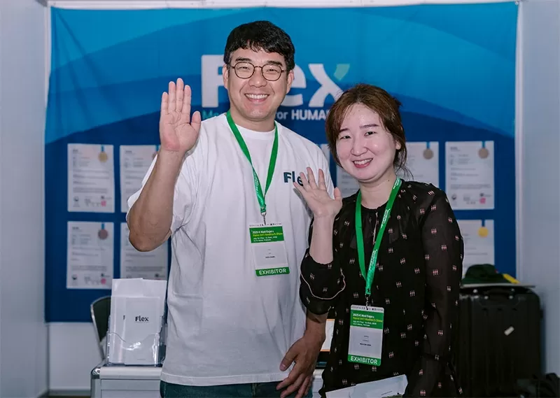 사진 : 좌측 플랙스 윤순일 대표가 KMED EXPO 하노이 2025에 참가한 모습