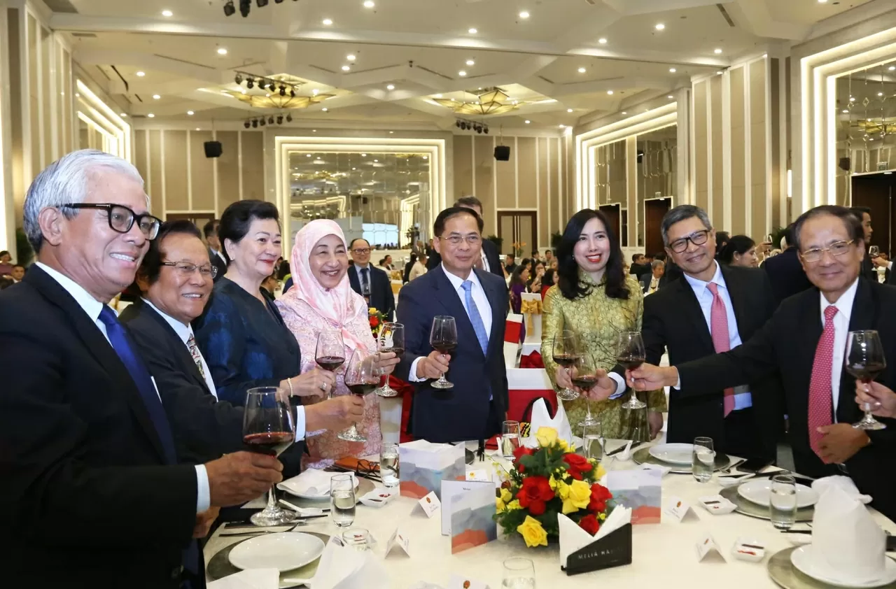 Phó Thủ tướng Chính phủ, Bộ trưởng Ngoại giao Bùi Thanh Sơn và các đại biểu chúc mừng cho buổi lễ kỷ niệm. (Ảnh: Thành Long) Phó Thủ tướng Chính phủ, Bộ trưởng Ngoại giao Bùi Thanh Sơn và các đại biểu chúc mừng cho buổi lễ kỷ niệm. (Ảnh: Thành Long)