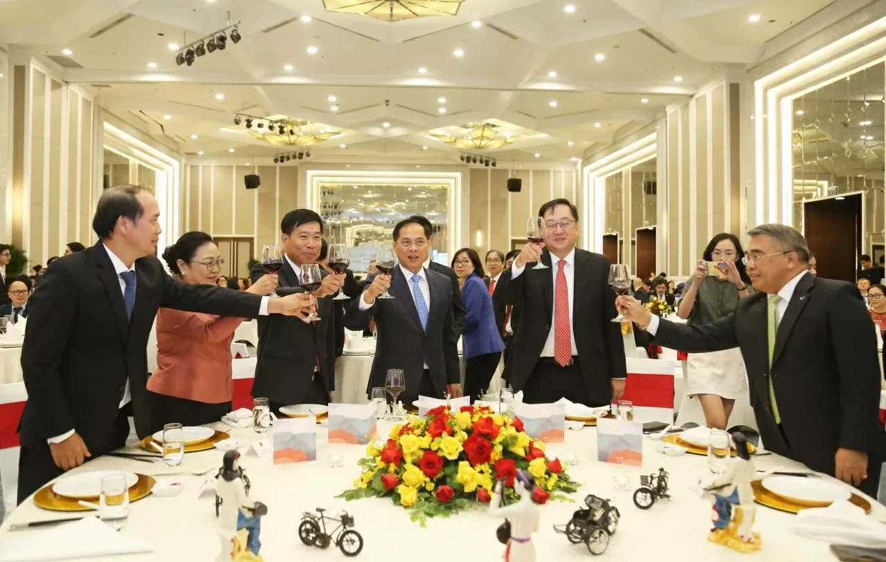 Le vice-Premier ministre et ministre vietnamien des Affaires étrangères, Bui Thanh Son (au centre), et des invités étrangers lors de la cérémonie de célébration du 30e anniversaire de l'adhésion du Vietnam à l'ASEAN, le 28 juillet à Hanoï. Photo : Thanh Long Le vice-Premier ministre et ministre vietnamien des Affaires étrangères, Bui Thanh Son (au centre), et des invités étrangers lors de la cérémonie de célébration du 30e anniversaire de l'adhésion du Vietnam à l'ASEAN, le 28 juillet à Hanoï. Photo : Thanh Long